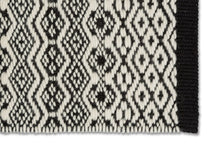 Laden Sie das Bild in den Galerie-Viewer, Morrelino Rauten schwarz/weiß - 6431-201 044 – handgewebt, kurzflor  - ein Markenteppich von Astra – Wolle-Mix - 4 Standargrößen